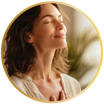 Mujer respirando con calma y sonriendo